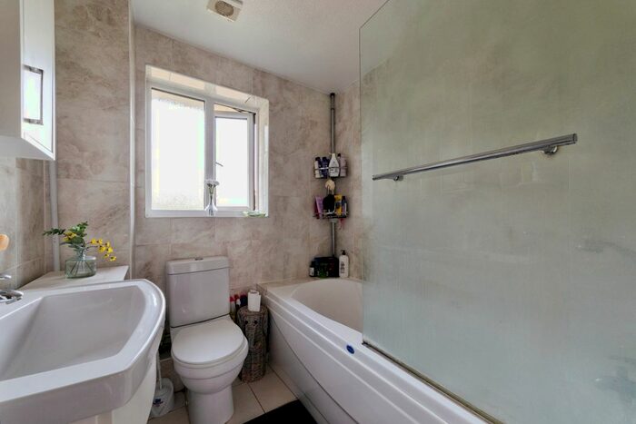 2 Bedroom Flat To Rent In Athlone Court, Stocksfield Road, London, E17