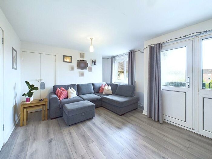 2 Bedroom Flat To Rent In Hoseason Gardens, Clermiston, Edinburgh, EH4