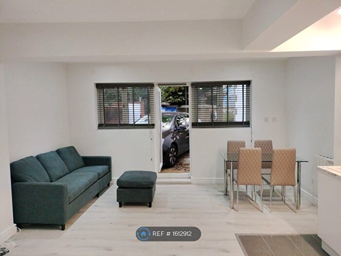 Studio To Rent In Woodford Green, London, IG8