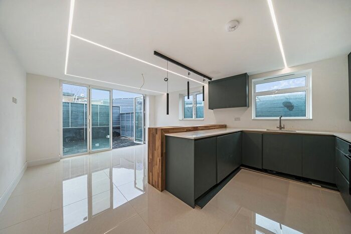 2 Bedroom Flat To Rent In Bloomfield Road, Woolwich, London, SE18