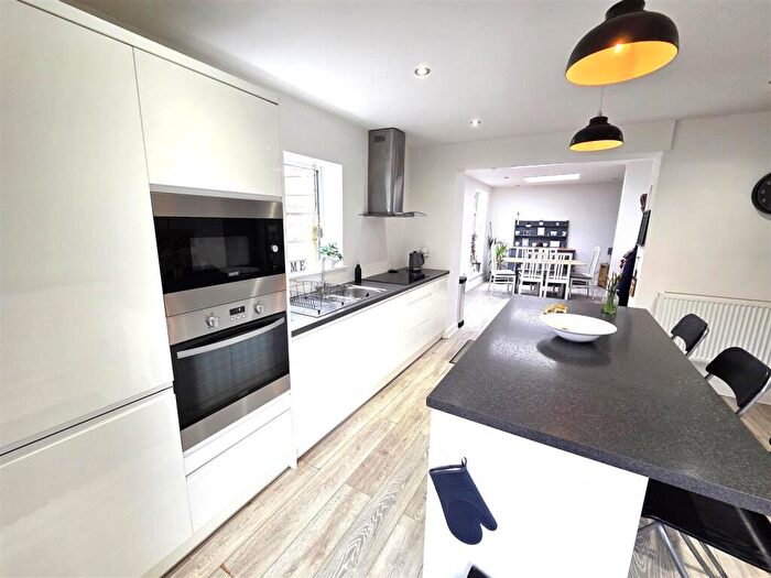 4 Bedroom Semi Detached House For Sale In Tapton Vale, Chesterfield, S41