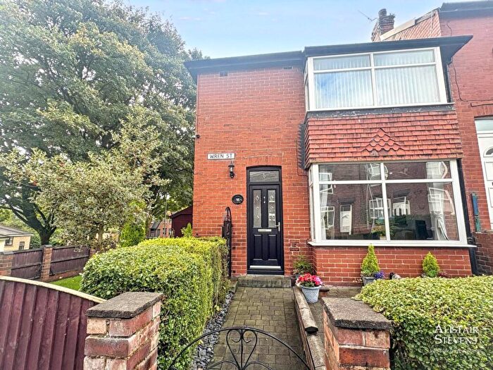 3 Bedroom Town House For Sale In Wren Street, Lees, Oldham, OL4