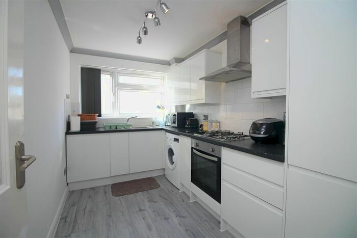 2 Bedroom Flat To Rent In Heathcote Grove, London, E4