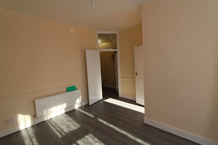2 Bedroom Flat To Rent In Charlemont Road, London, E6
