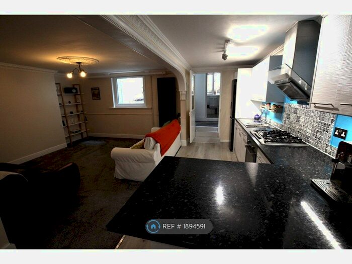 2 Bedroom Flat To Rent In Auckland Road East, Southsea, PO5