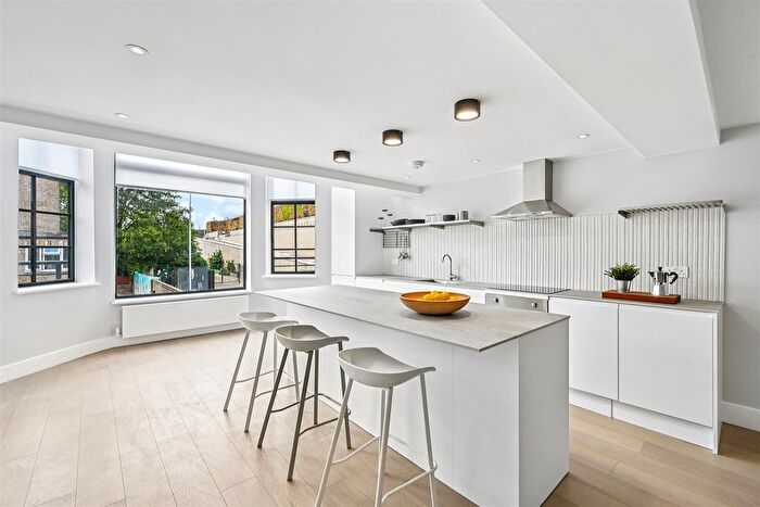 2 Bedroom Flat For Sale In Caxton Road, London, W12