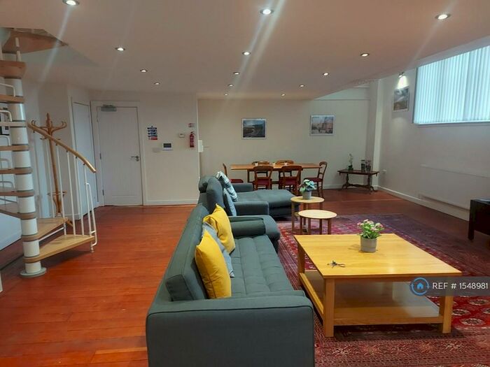 3 Bedroom Flat To Rent In Charterhouse School, Hull, HU2