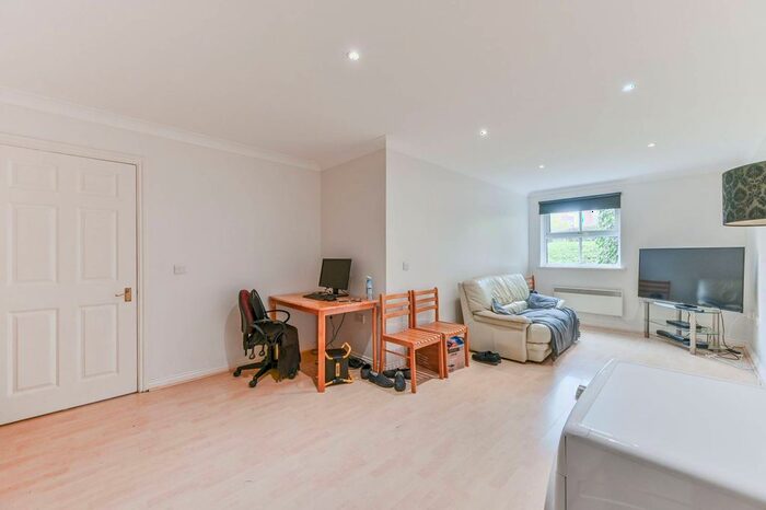 2 Bedroom Terraced House To Rent In Sycamore Close, South Croydon, CR2