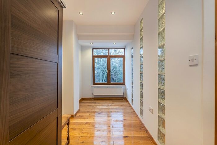 2 Bedroom Flat To Rent In The Mews, Norbury Crescent, London, SW16