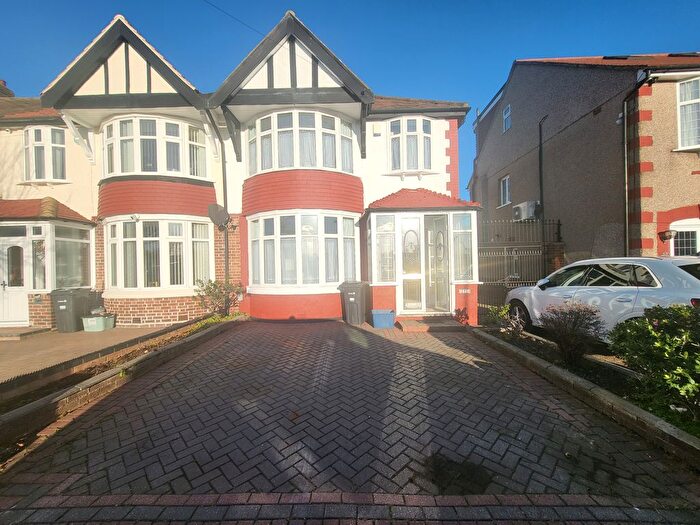 3 Bedroom Terraced House To Rent In Stradbroke Grove, Ilford, IG5