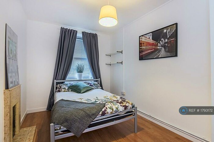 3 Bedroom Flat To Rent In Tompion House, London, EC1V