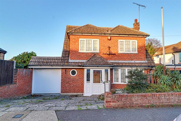 2 Bedroom Detached House For Sale In St. Davids Drive, Leigh-On-Sea, SS9