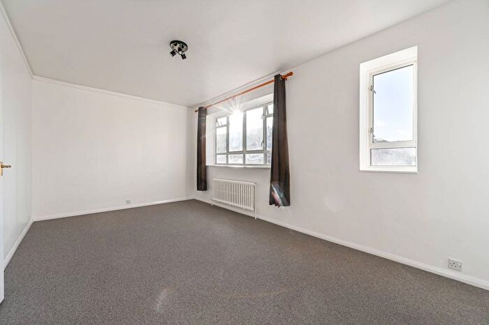 2 Bedroom Flat To Rent In Churchill Gardens, Pimlico, London, SW1V