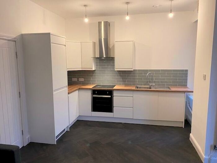 1 Bedroom Flat To Rent In Connaught Road, Cardiff, CF24