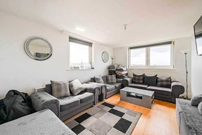1 Bedroom Flat For Sale In Finsbury House, Bounds Green, London, N22