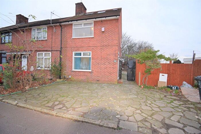 5 Bedroom Semi-Detached House To Rent In Dagenham, RM9
