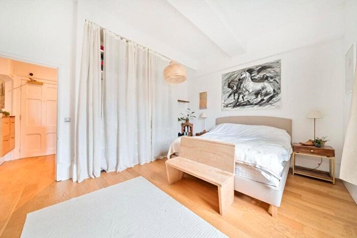 2 Bedroom Flat For Sale In Drapers Road, London, N17