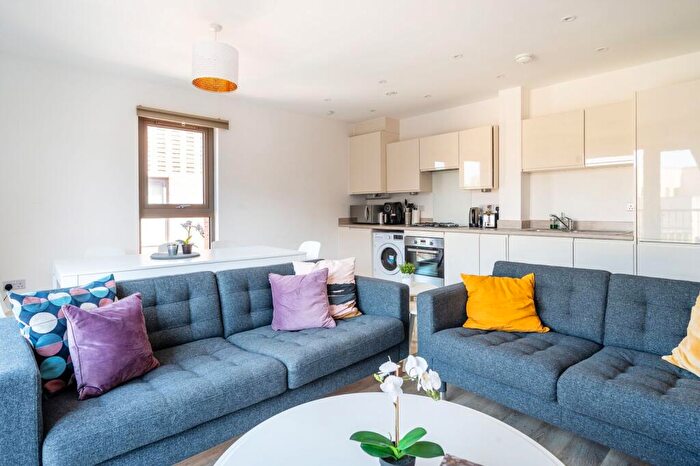 2 Bedroom Flat To Rent In Walnut Tree Close, Guildford, GU1