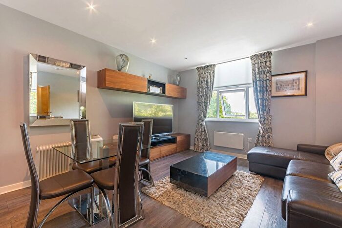2 Bedroom Flat To Rent In Bromyard House, Acton, London, W3