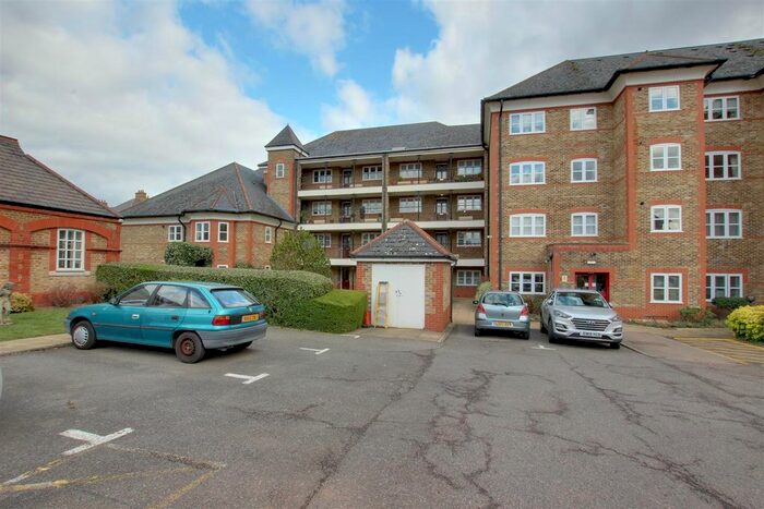 2 Bedroom Flat To Rent In Newsholme Drive, London, N21