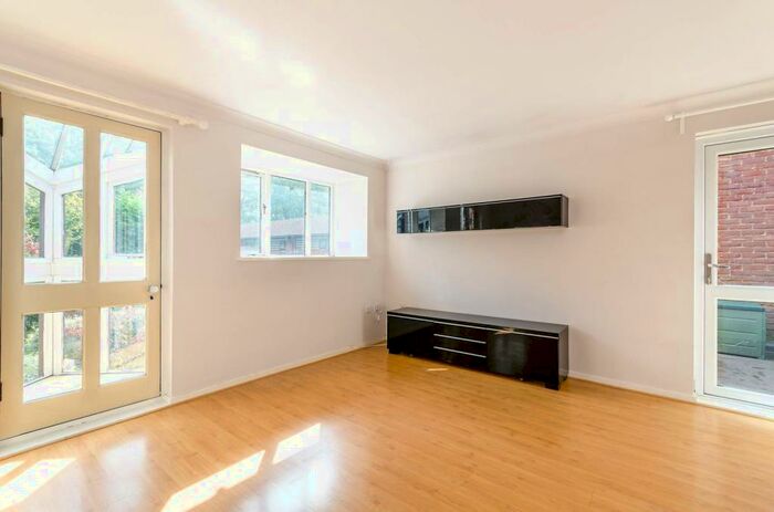 1 Bedroom Flat To Rent In Spinney Gardens, Crystal Palace, London, SE19