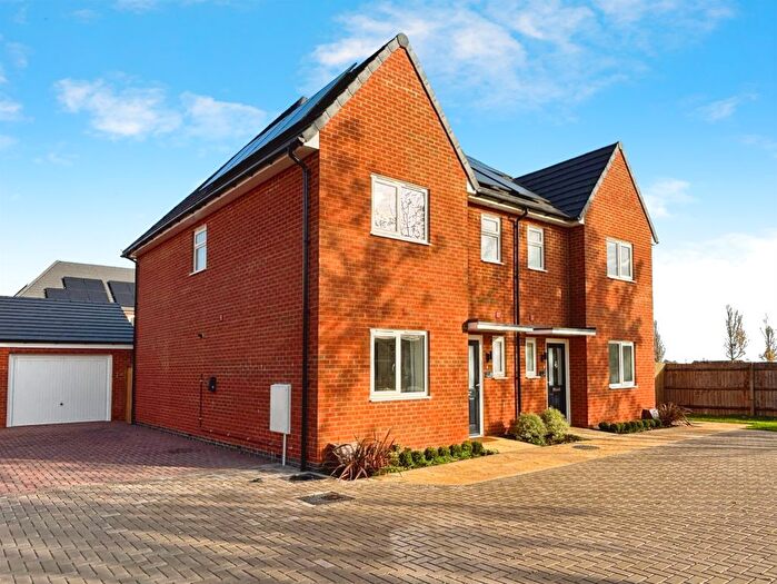 3 Bedroom Semi-Detached House For Sale In Clay Pit Close, Raunds, Wellingborough, NN9