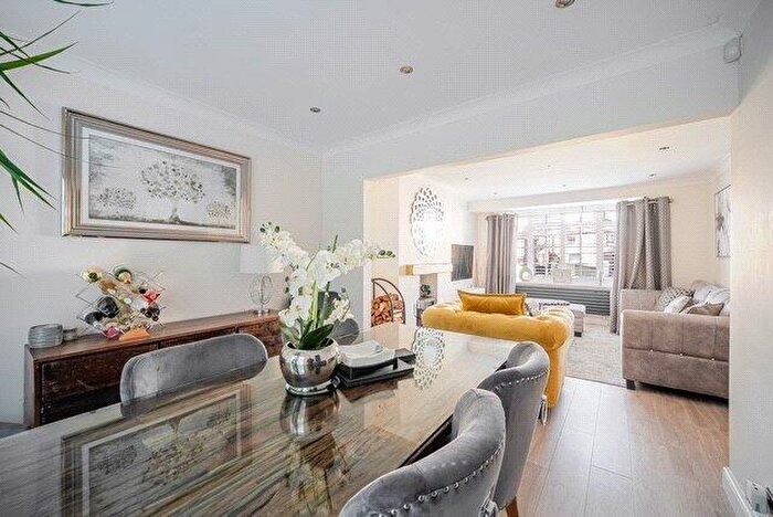 3 Bedroom Semi Detached House To Rent In Oaklands Drive, Huddersfield, West Yorkshire, HD5