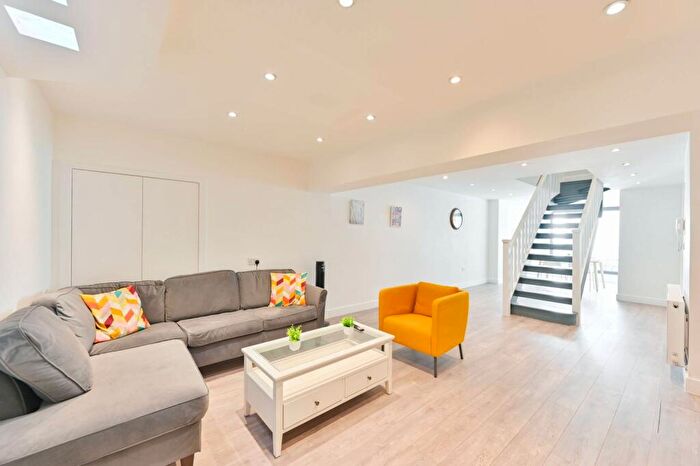 2 Bedroom Maisonette For Sale In St John's Hill, Clapham Junction, London, SW11