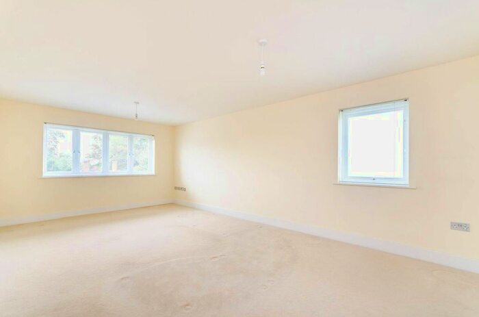 2 Bedroom Flat To Rent In Clarence Road, Bickley, Bromley, BR1