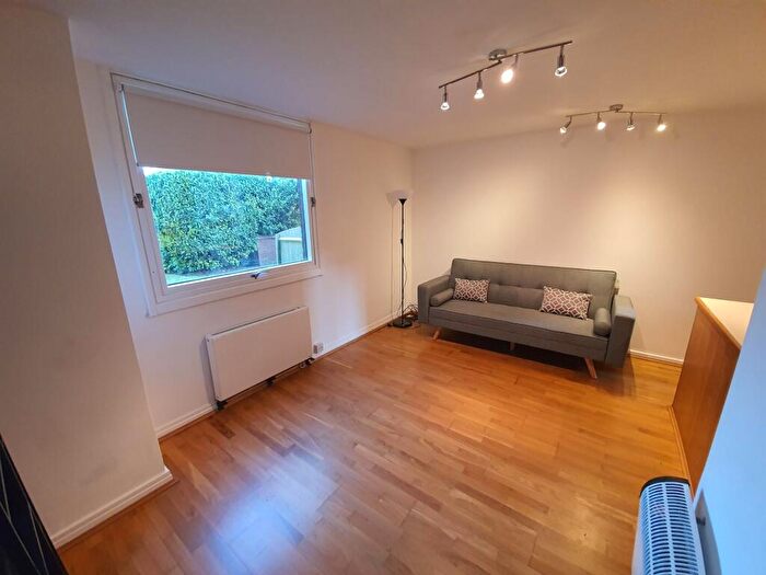 1 Bedroom Flat To Rent In Britten Close, Welgarth Road, Golders Green, NW11