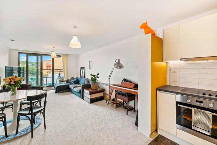 2 Bedroom Flat To Rent In Ref: Gk - Queensway, Redhill, RH1