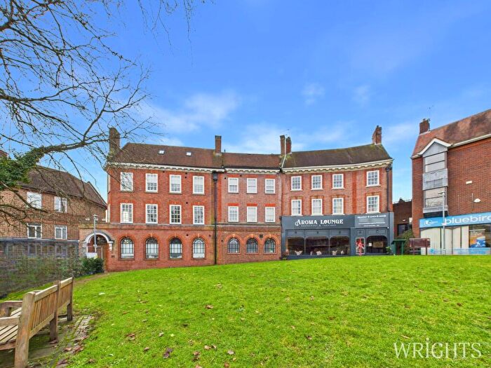 2 Bedroom Flat For Sale In Salisbury Square, Hatfield, AL9
