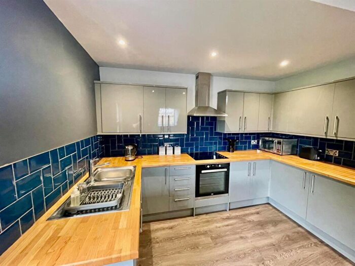 2 Bedroom Apartment To Rent In Leeds Road, Thackley, Bradford, BD10