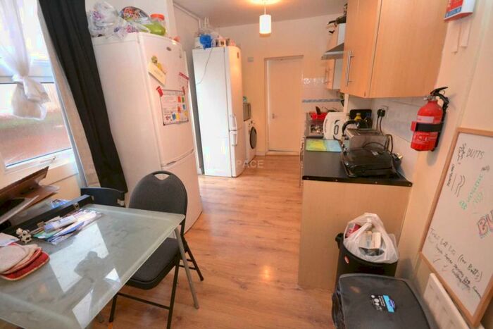 6 Bedroom Terraced House To Rent In Swainstone Road, Reading, Berkshire, RG2