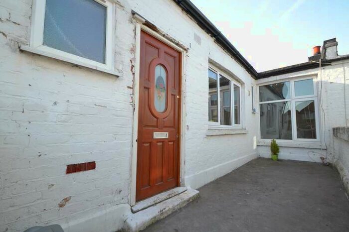 2 Bedroom Apartment To Rent In Downham Way, Bromley, Greater London, BR1