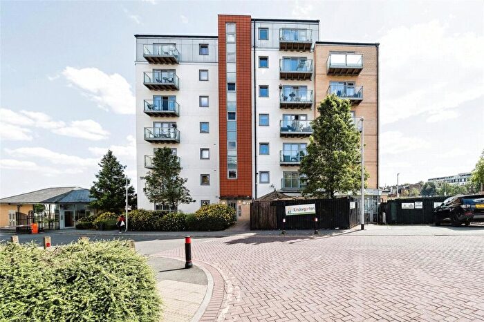 1 Bedroom Flat For Sale In Queen Mary Avenue, London, E18
