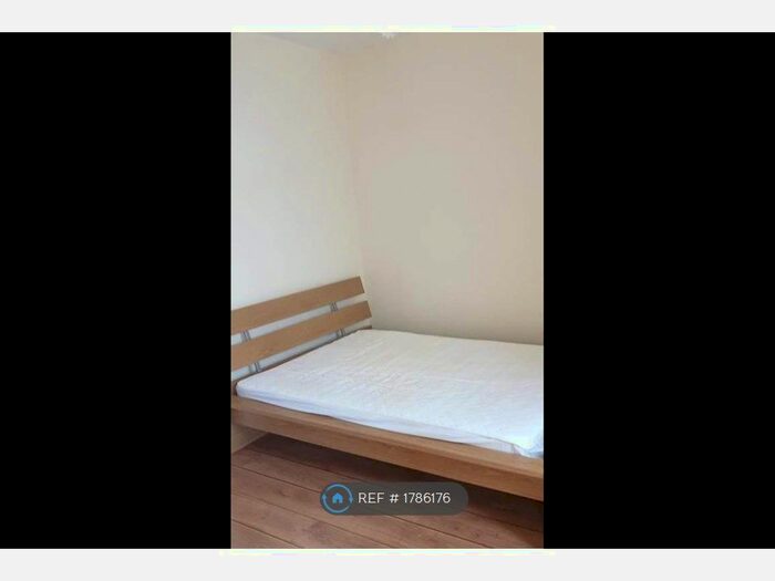 1 Bedroom Flat To Rent In Lidgett Lane, Leeds, LS8