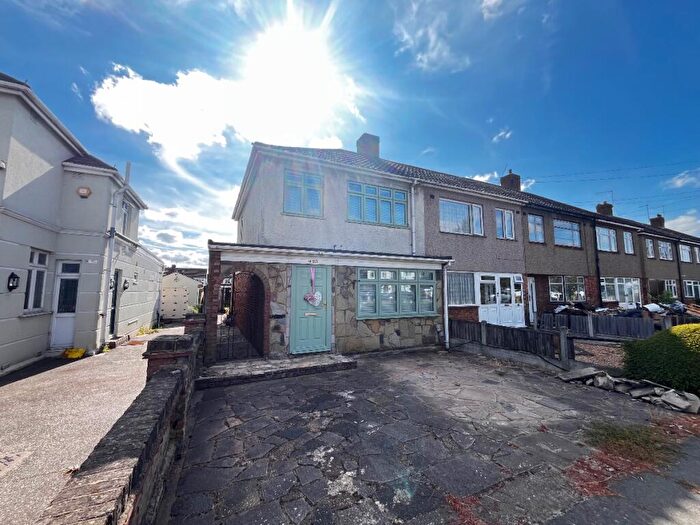 3 Bedroom End Of Terrace House For Sale In Southend Arterial Road, Hornchurch, RM11