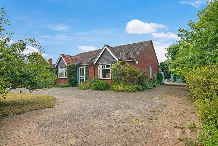 3 Bedroom Detached Bungalow For Sale In Norwich Road, Halesworth, IP19