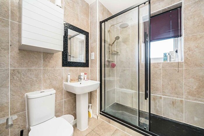 3 Bedroom Terraced House For Sale In Edgecumbe Avenue, Edgware, NW9