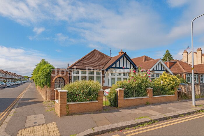 3 Bedroom Detached Bungalow To Rent In Hertford Road, Ilford, IG2