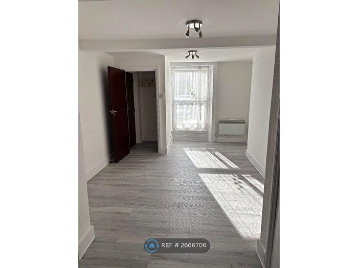 2 Bedroom Flat To Rent In Redecorated Ground And Lower Ground, Reading, RG1