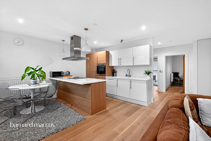 2 Bedroom Apartment For Sale In Hooley Lane, Redhill, RH1