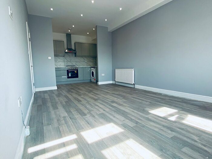 2 Bedroom Flat To Rent In Coldharbour Lane, Hayes, UB3