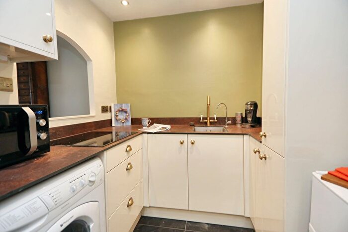 1 Bedroom Flat For Sale In Roman Row, Bishops Waltham, SO32