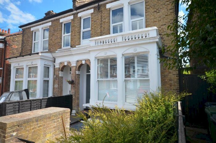 1 Bedroom Flat To Rent In Wolfington Road, West Norwood, London, SE27