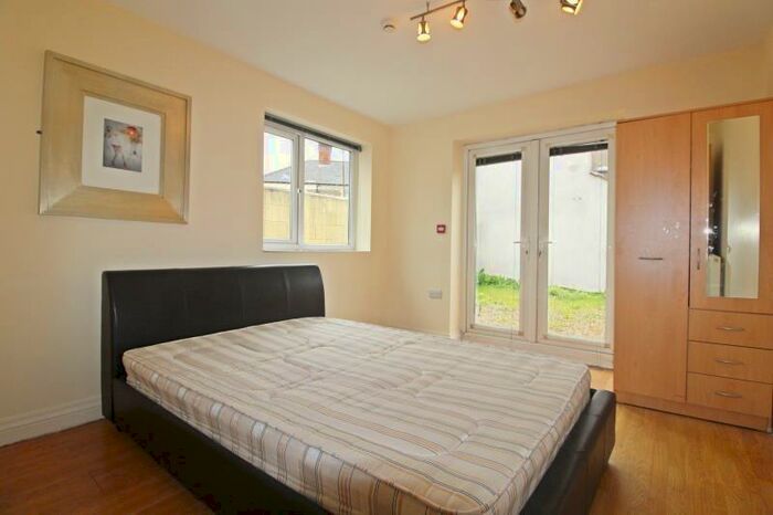 1 Bedroom Flat To Rent In Penarth Road, Grangetown, Cardiff, CF10