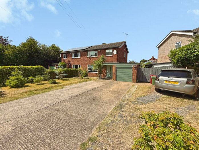 3 Bedroom Semi-Detached House For Sale In Meadow Drive, Barton-Upon-Humber, DN18
