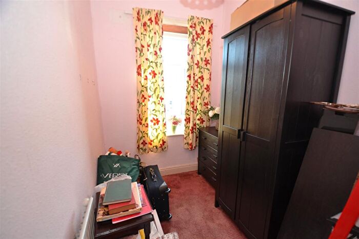 3 Bedroom Terraced House For Sale In Delph Terrace, Clayton, Bradford, BD14