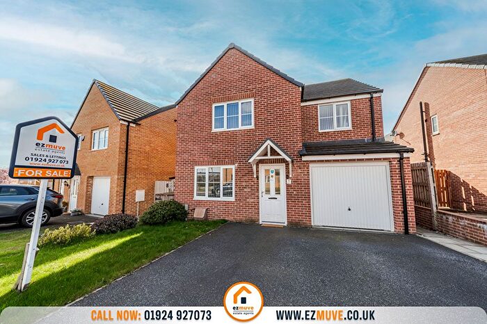 4 Bedroom Detached House For Sale In Kingfisher Way, Dewsbury, WF12